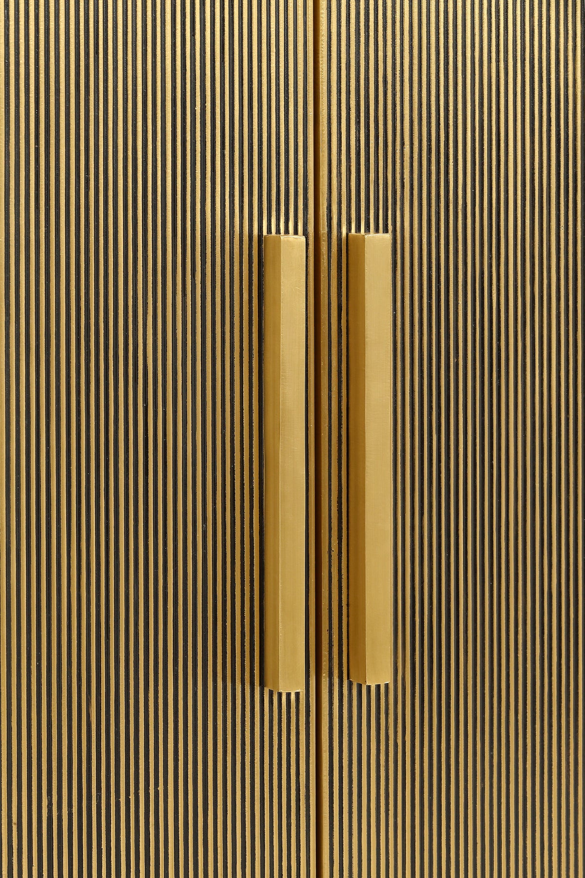 Scallop Long Cabinet Maincharacter